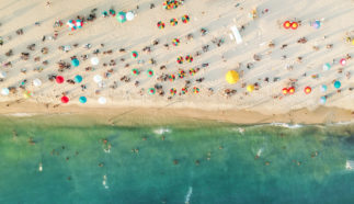 Playa llena de gente en un viaje en verano