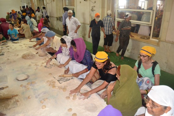 Viajesresponsables.03. ia 1_Delhi fent pa a la cuina del menjador comunitari del temple Sikh