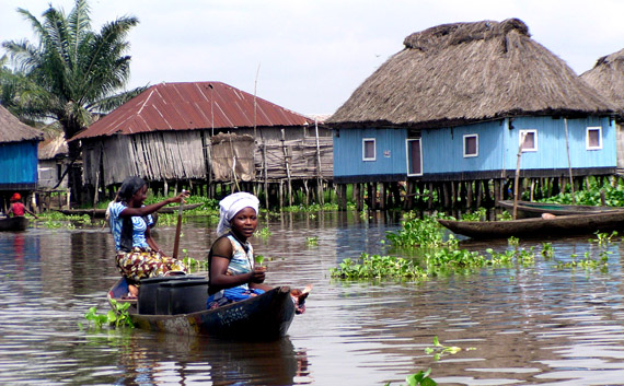 benin - mujeres viajando en el río