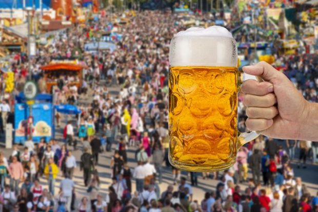 Una jarra de cerveza en el Oktoberfest en Munich