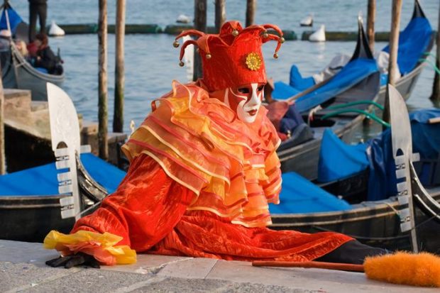 Persona disfrazada en el Carnaval de Venecia