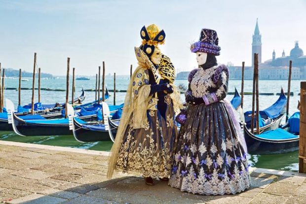 Dos mujeres disfrazadas en el Carnaval de Venecia