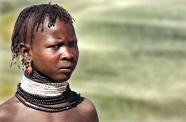 Chica Turkana en África