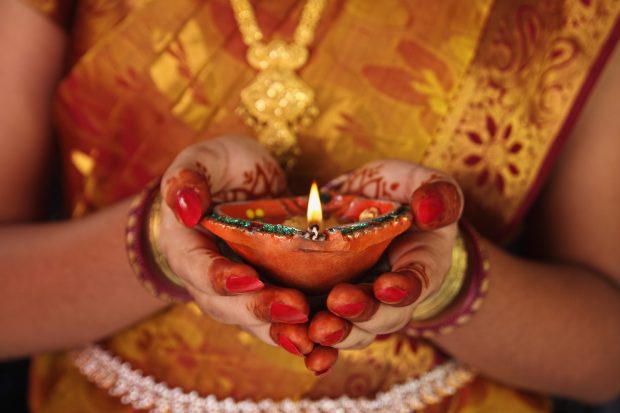 Festival de Diwali en India: lámpara de aceite