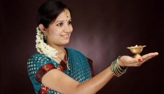 ofrenda de bella mujer con sari hindú