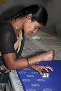Trabajadora confeccionando un sari hindú