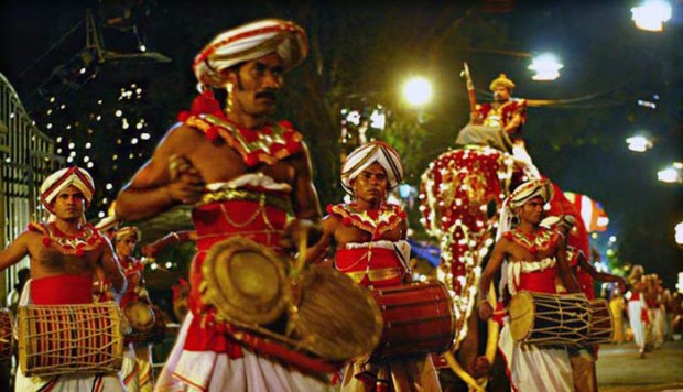 El espectáculo del Festival Perahera de Kandy. Viaje a Sri Lanka