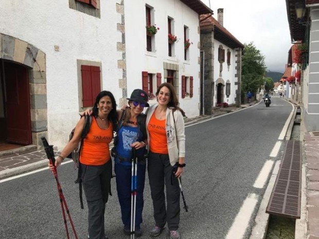 Elsa, Monyse y Ana iniciando el camino de Santiago