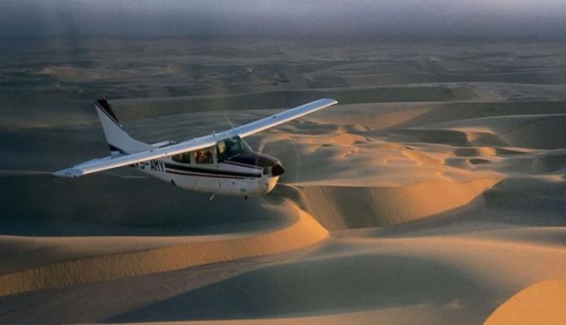 Avioneta sobrevolando un desierto